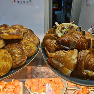 breakfast food and croissants  